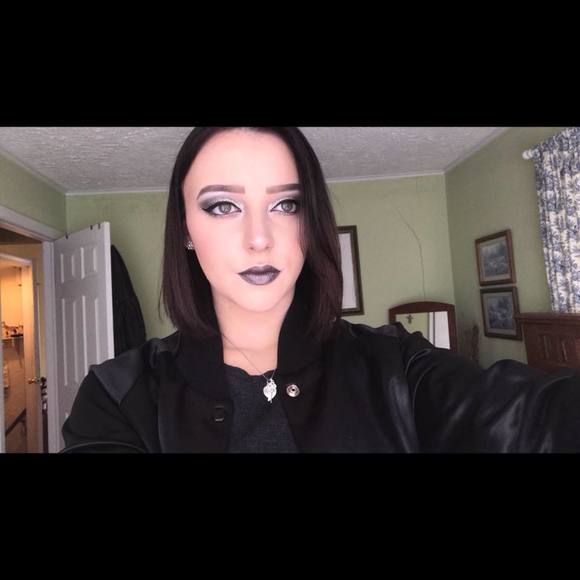 Meet your Posher, Cassandra - Picture 1 of 1